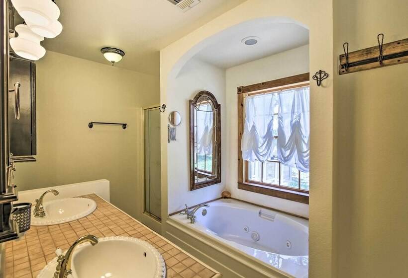 Countryside Cottage: 17 Mi To Downtown San Antonio