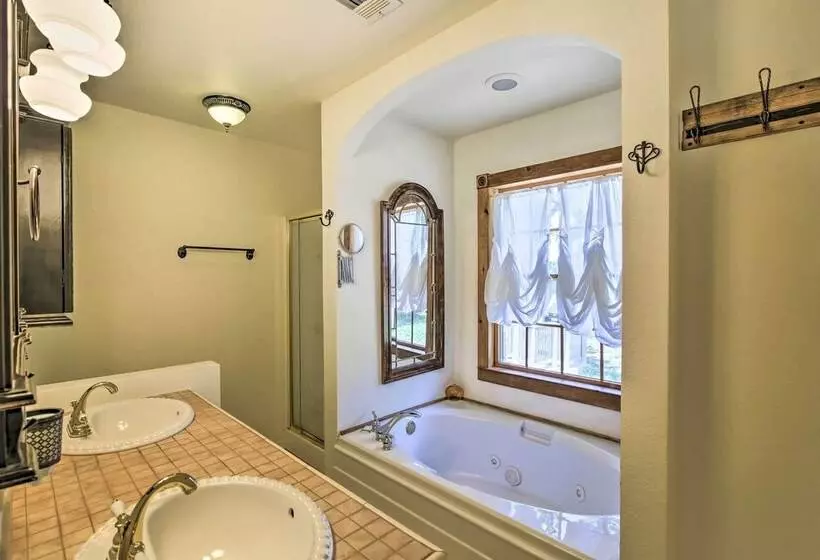 Countryside Cottage: 17 Mi To Downtown San Antonio