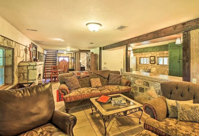 Countryside Cottage: 17 Mi To Downtown San Antonio