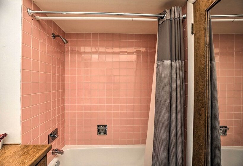 Spacious Family Glenwood Estates Home W/ Hot Tub!