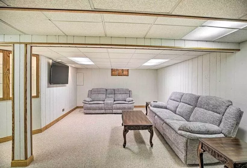 Spacious Family Glenwood Estates Home W/ Hot Tub!