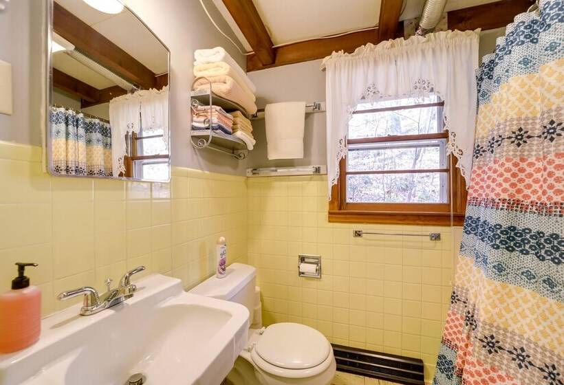 The Red Loft Candler Cottage Near Hiking Trails!