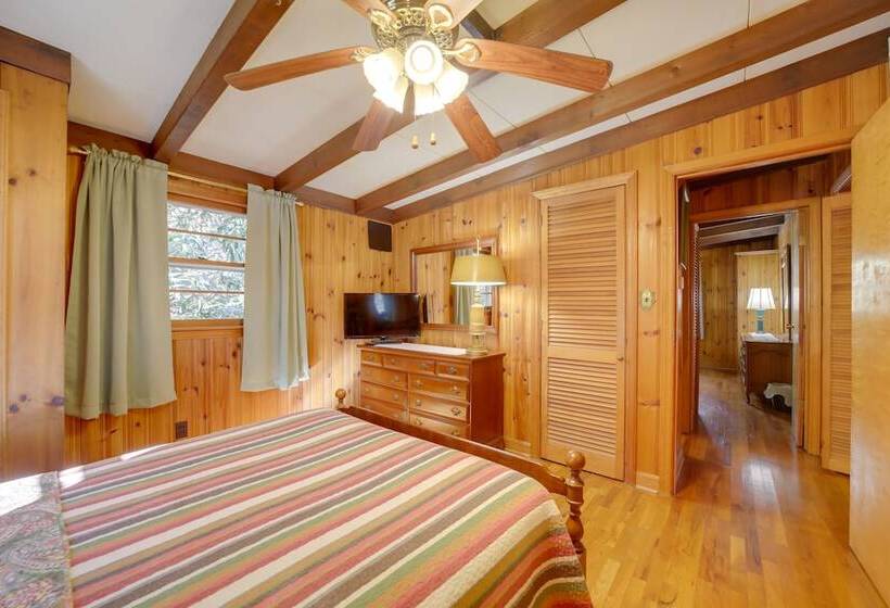 The Red Loft Candler Cottage Near Hiking Trails!