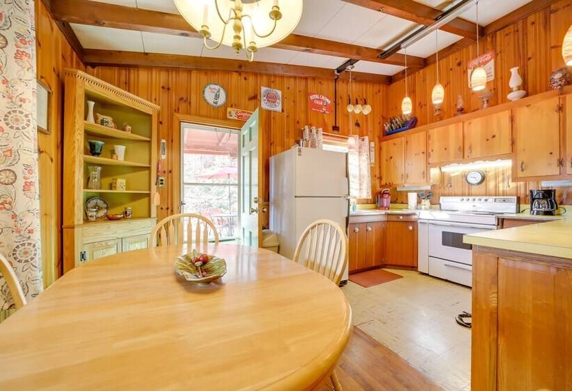 The Red Loft Candler Cottage Near Hiking Trails!