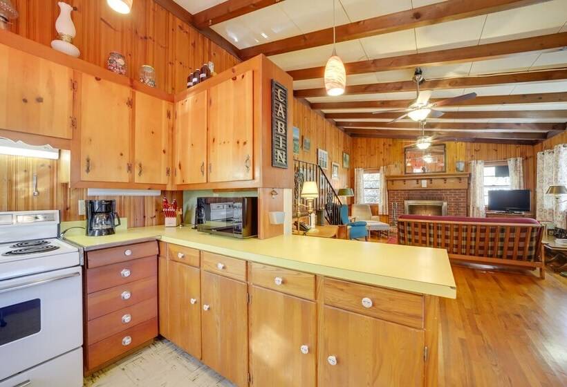 The Red Loft Candler Cottage Near Hiking Trails!