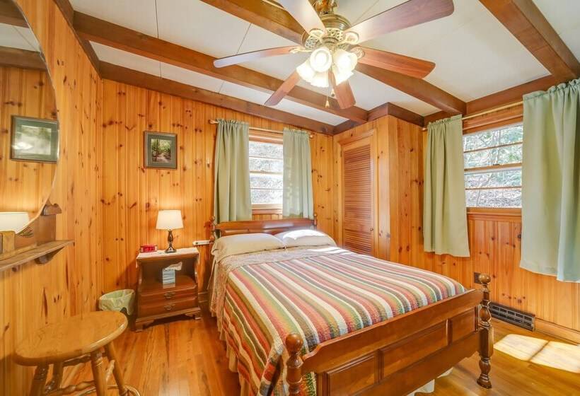 The Red Loft Candler Cottage Near Hiking Trails!
