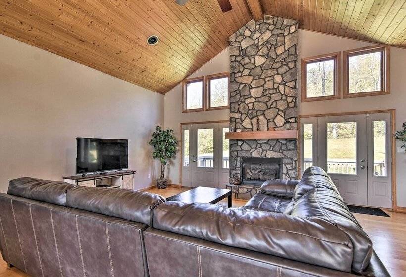 Blue Ridge Cabin On 6 Acres: Hot Tub & Mtn Views!