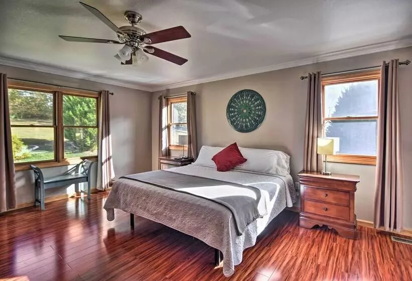 Blue Ridge Cabin On 6 Acres: Hot Tub & Mtn Views!