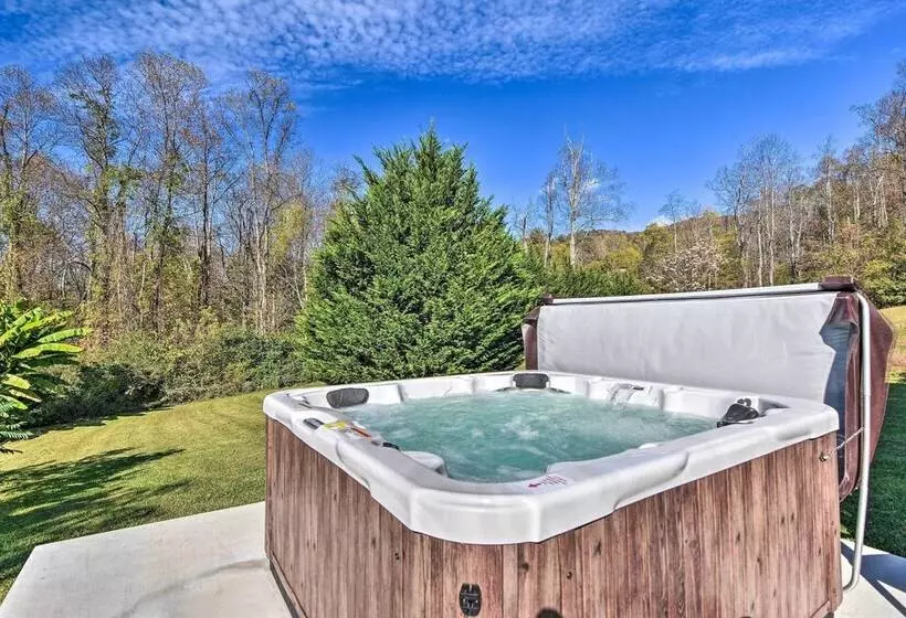 Blue Ridge Cabin On 6 Acres: Hot Tub & Mtn Views!