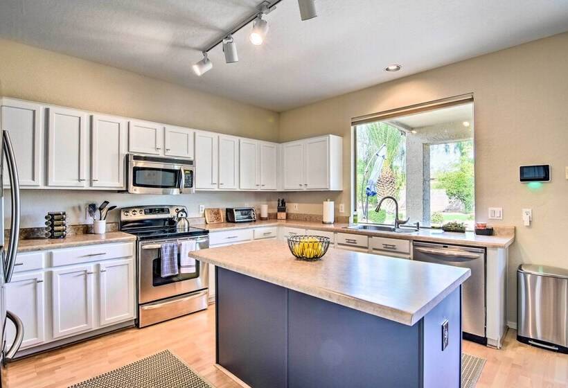 Southeast Gilbert Home W/ Private Pool & Hot Tub!