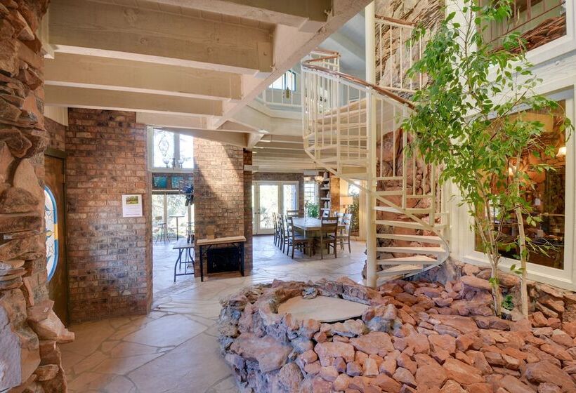 Unique Sedona Home W/ Mountain Views & Guest House