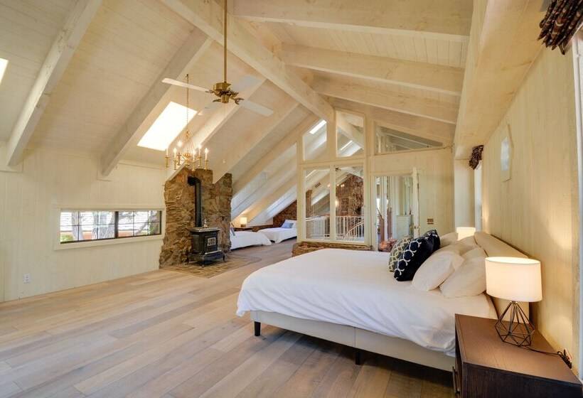 Unique Sedona Home W/ Mountain Views & Guest House