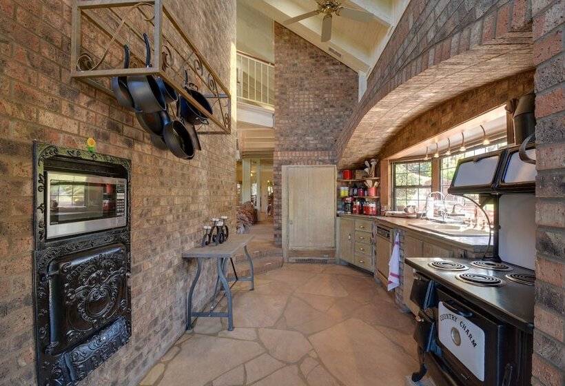 Unique Sedona Home W/ Mountain Views & Guest House