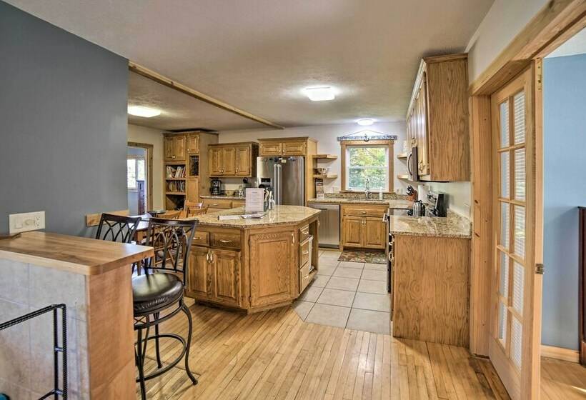 Cabin On Powell Lake W/ On Site Snowmobile Trails!