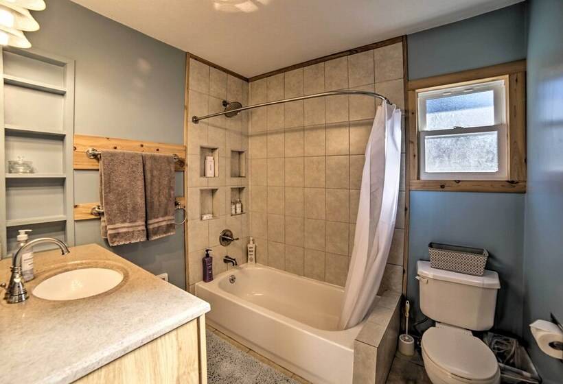 Cabin On Powell Lake W/ On Site Snowmobile Trails!