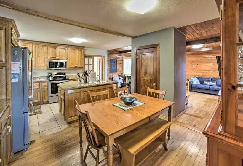 Cabin On Powell Lake W/ On Site Snowmobile Trails!