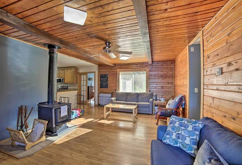 Cabin On Powell Lake W/ On Site Snowmobile Trails!