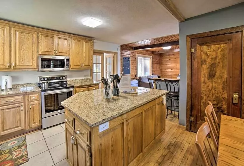 Cabin On Powell Lake W/ On Site Snowmobile Trails!