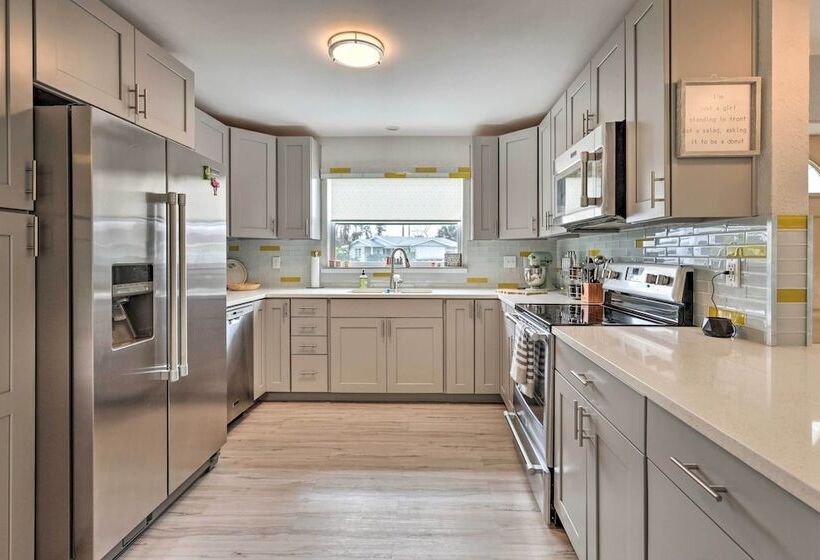 Bright Bungalow With Porch: Walk To Ormond Beach!