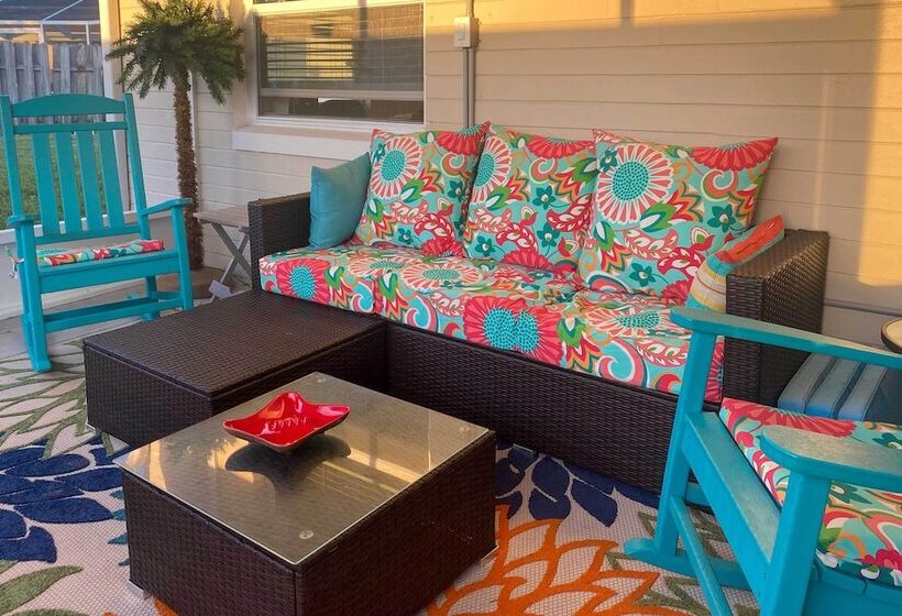 Bright Bungalow With Porch: Walk To Ormond Beach!