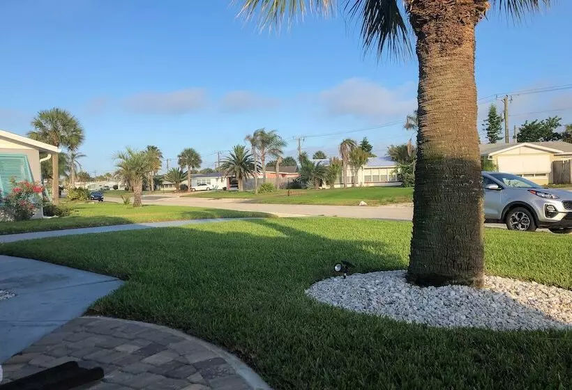 Bright Bungalow With Porch: Walk To Ormond Beach!