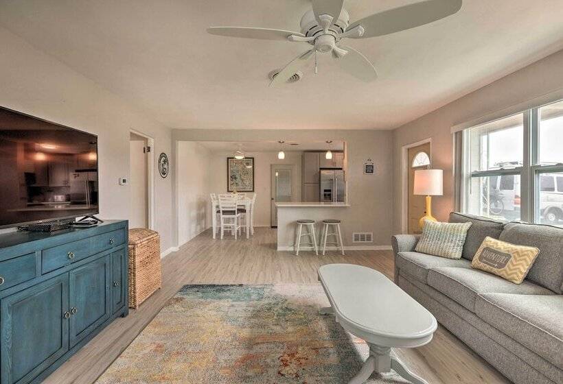 Bright Bungalow With Porch: Walk To Ormond Beach!