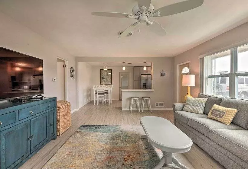 Bright Bungalow With Porch: Walk To Ormond Beach!