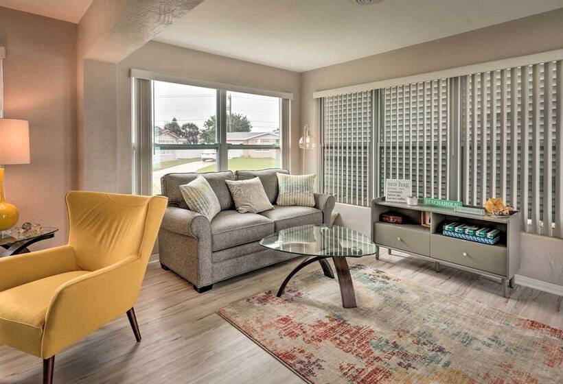 Bright Bungalow With Porch: Walk To Ormond Beach!