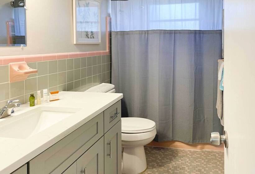 Bright Bungalow With Porch: Walk To Ormond Beach!