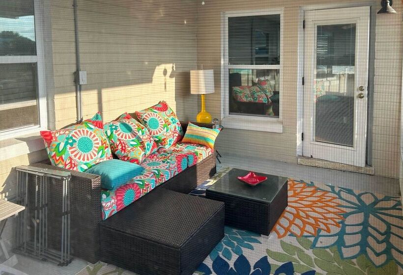 Bright Bungalow With Porch: Walk To Ormond Beach!