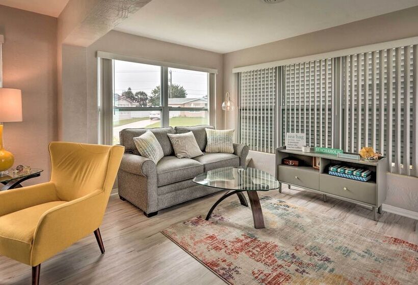 Bright Bungalow With Porch: Walk To Ormond Beach!