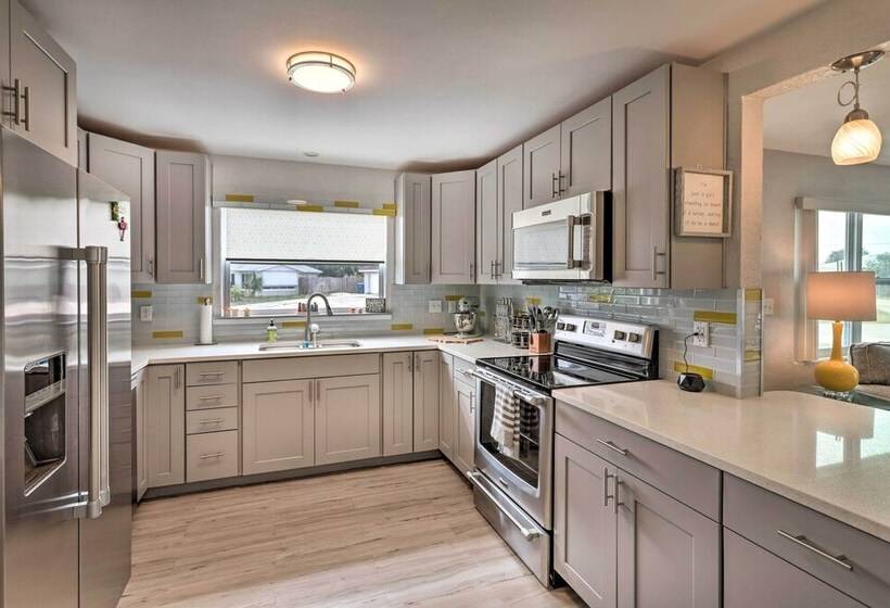 Bright Bungalow With Porch: Walk To Ormond Beach!