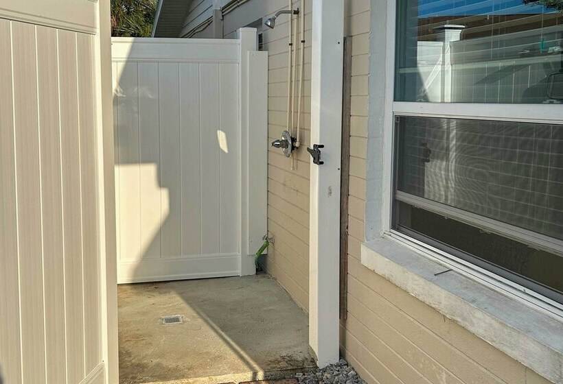 Bright Bungalow With Porch: Walk To Ormond Beach!