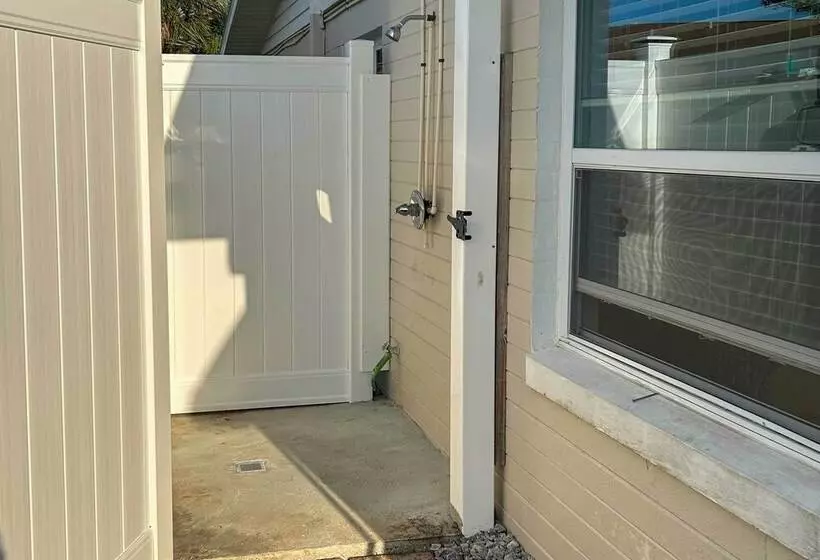 Bright Bungalow With Porch: Walk To Ormond Beach!