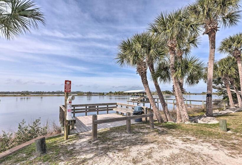 Bright Bungalow With Porch: Walk To Ormond Beach!