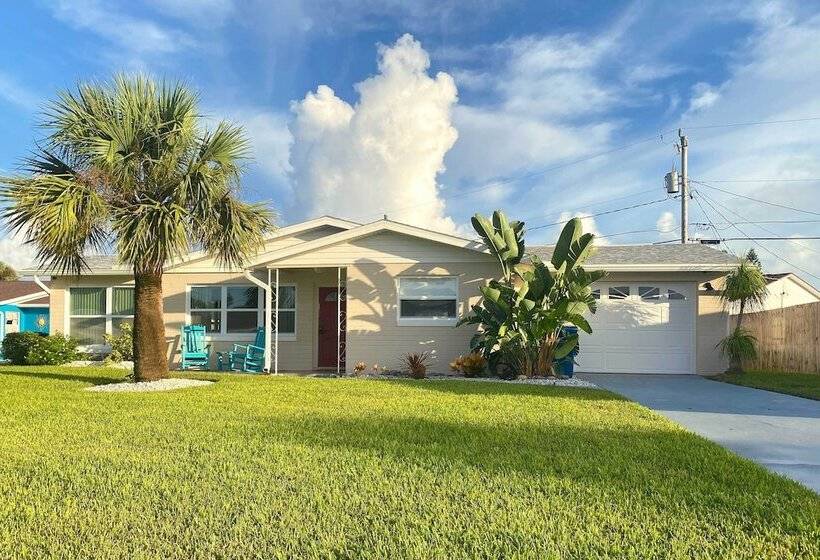 Bright Bungalow With Porch: Walk To Ormond Beach!
