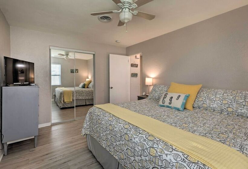 Bright Bungalow With Porch: Walk To Ormond Beach!