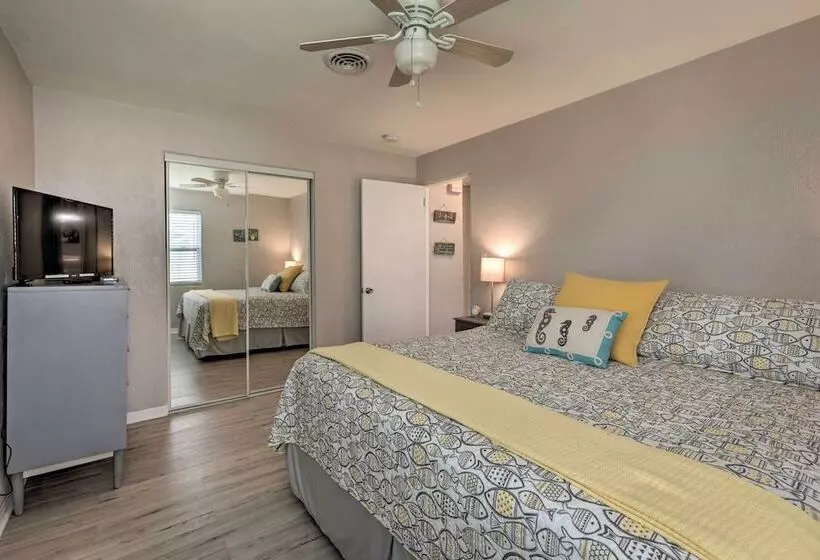 Bright Bungalow With Porch: Walk To Ormond Beach!