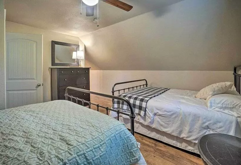 Peaceful Broken Bow Cottage W/ Fire Pit!