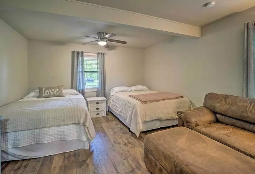 Peaceful Broken Bow Cottage W/ Fire Pit!