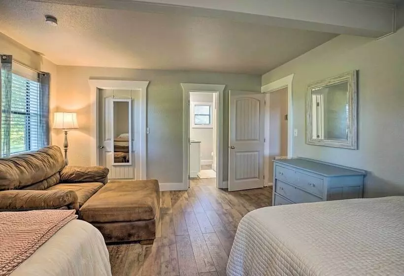 Peaceful Broken Bow Cottage W/ Fire Pit!