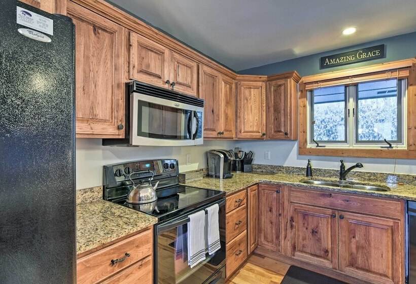 Cabin W/ Hot Tub & Mountain Views, < 5 Mi To Boone