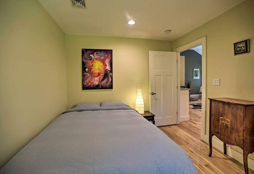 Charming Cottage W/ Deck: Mtn + Lake Views!