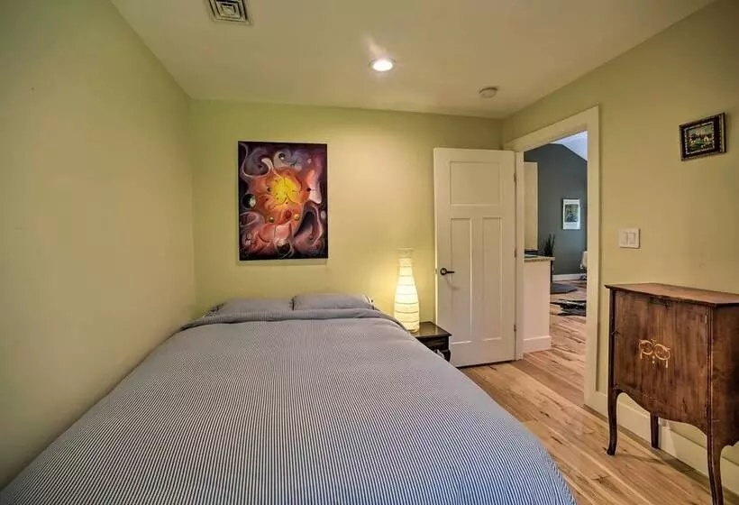 Charming Cottage W/ Deck: Mtn + Lake Views!