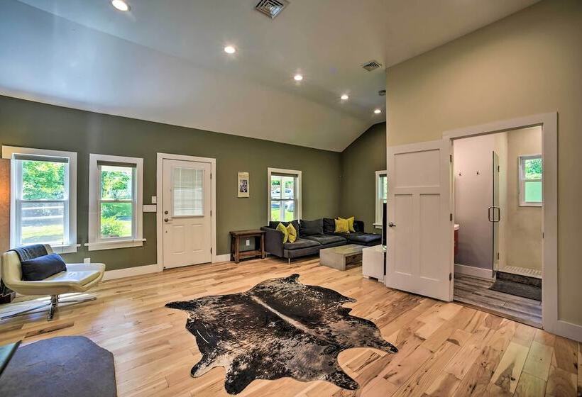 Charming Cottage W/ Deck: Mtn + Lake Views!