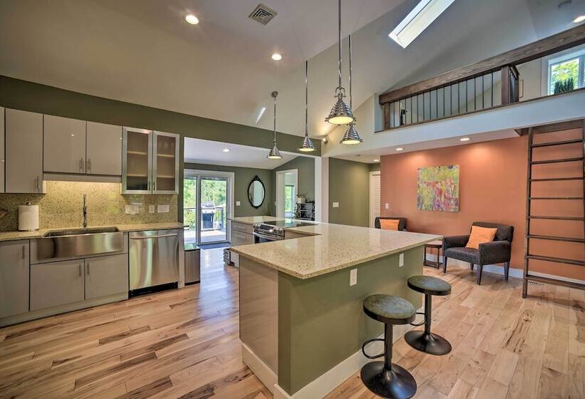 Charming Cottage W/ Deck: Mtn + Lake Views!