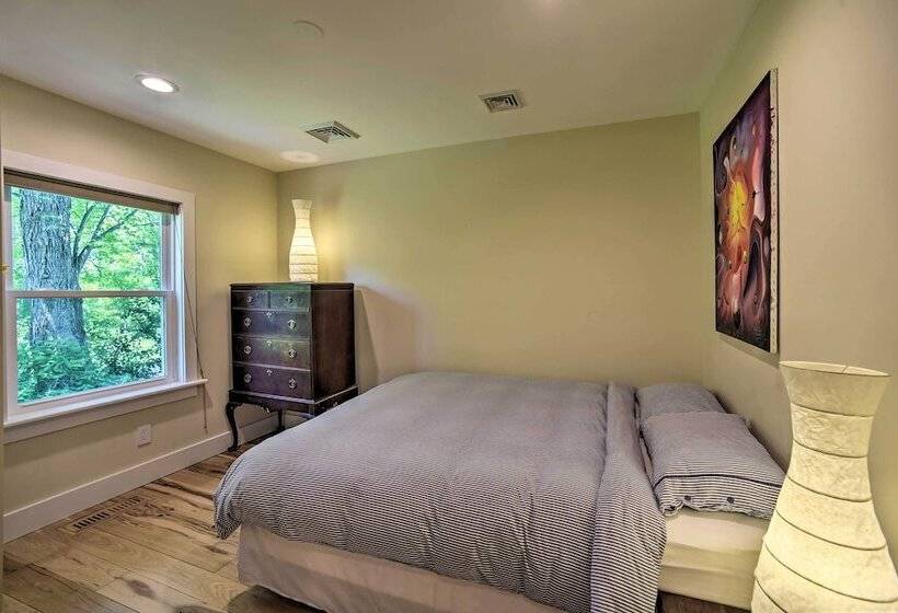 Charming Cottage W/ Deck: Mtn + Lake Views!