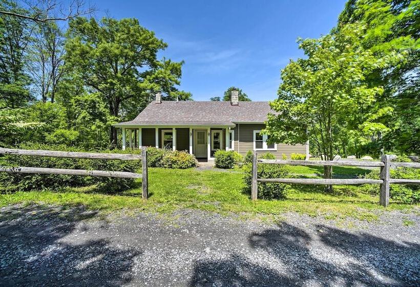Charming Cottage W/ Deck: Mtn + Lake Views!