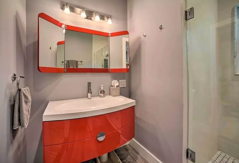 Charming Cottage W/ Deck: Mtn + Lake Views!