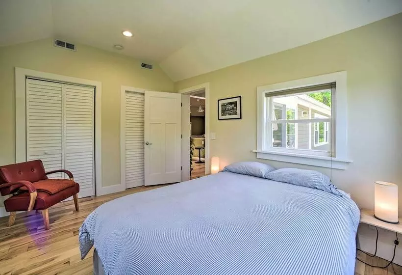 Charming Cottage W/ Deck: Mtn + Lake Views!